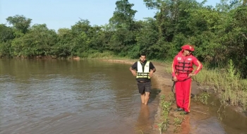 Bombeiros procuram homem que desapareceu após entrar no Rio Verdinho, em Serranópolis